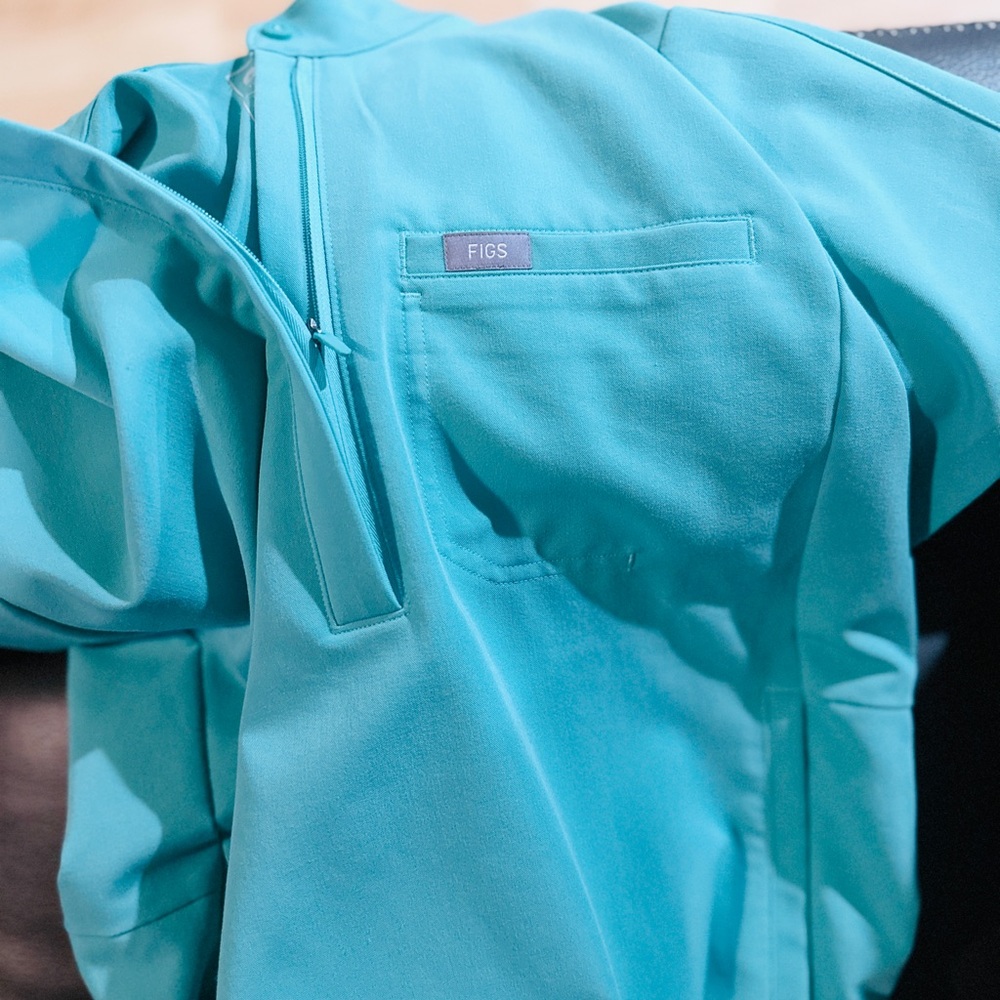 Figs surgical green Rafael top- women’s M - Picture 3 of 3
